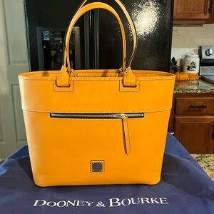 NWOT Dooney & Bourke 100% genuine leather zip top tote
